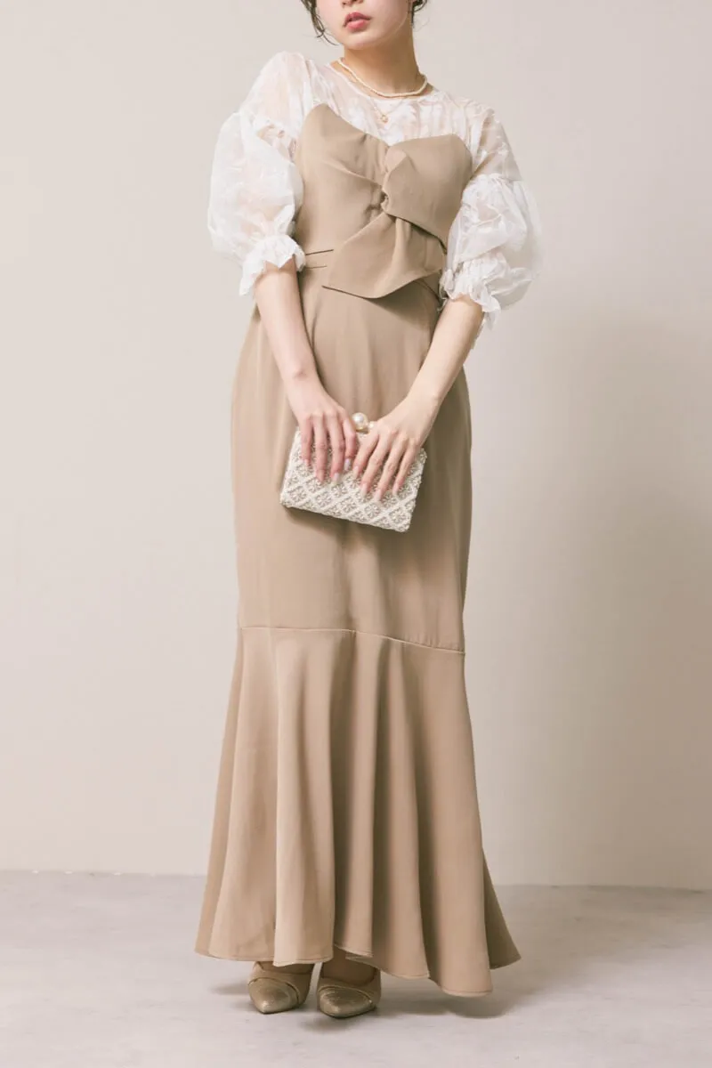 ベージュのシアーパフドレス