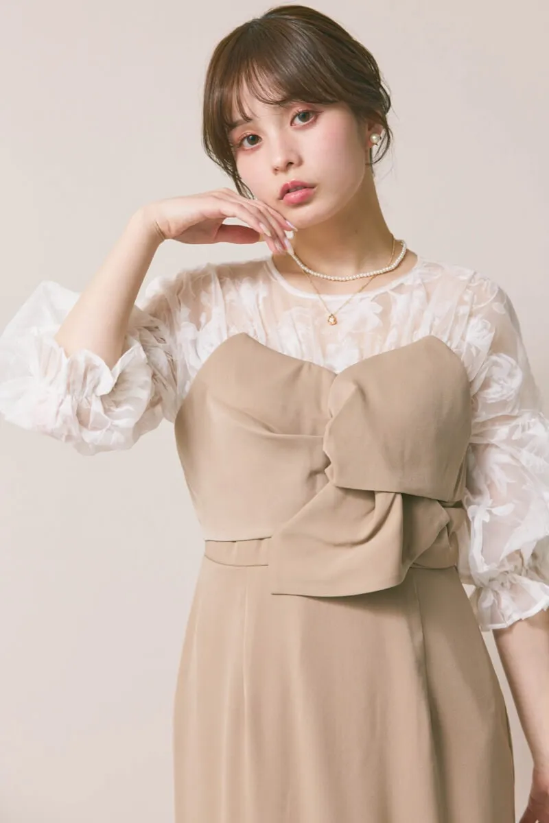 ベージュのシアーパフドレス