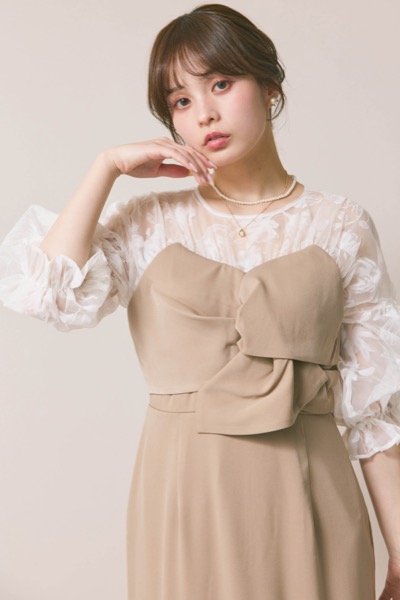 ベージュのシアーパフドレス