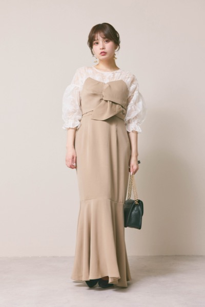 ベージュのシアーパフドレス