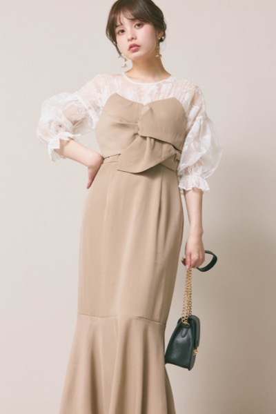 ベージュのシアーパフドレス