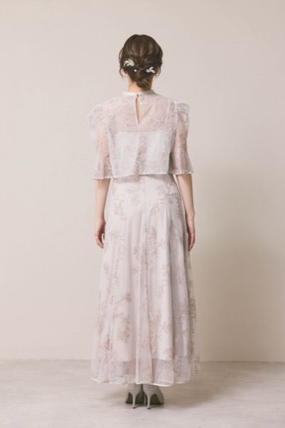 ライトピンクのエンブロイダリーボレロセットドレス