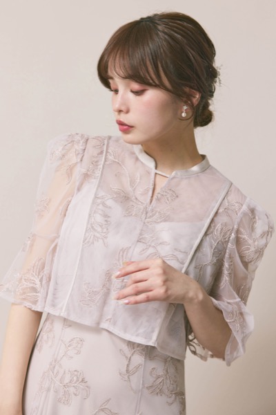 ライトピンクのエンブロイダリーボレロセットドレス