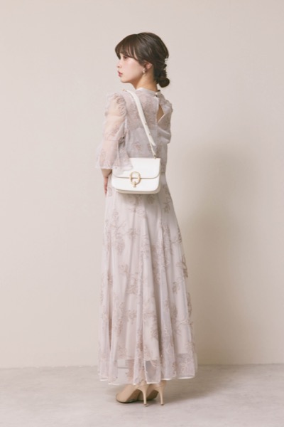ライトピンクのエンブロイダリーボレロセットドレス