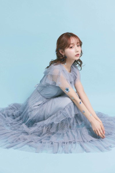 ブルーのチュールティアードドレス