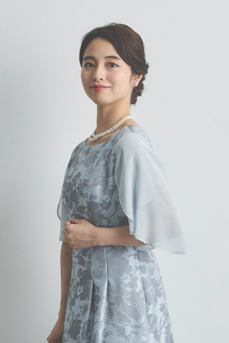 シルバーのシフォンスリーブ花模様ドレス