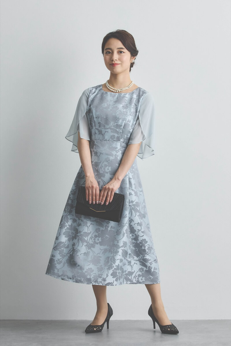 シルバーのシフォンスリーブ花模様ドレス