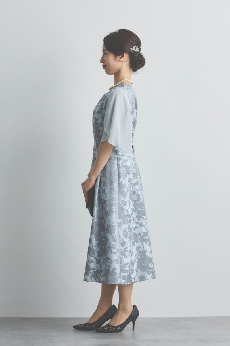 シルバーのシフォンスリーブ花模様ドレス