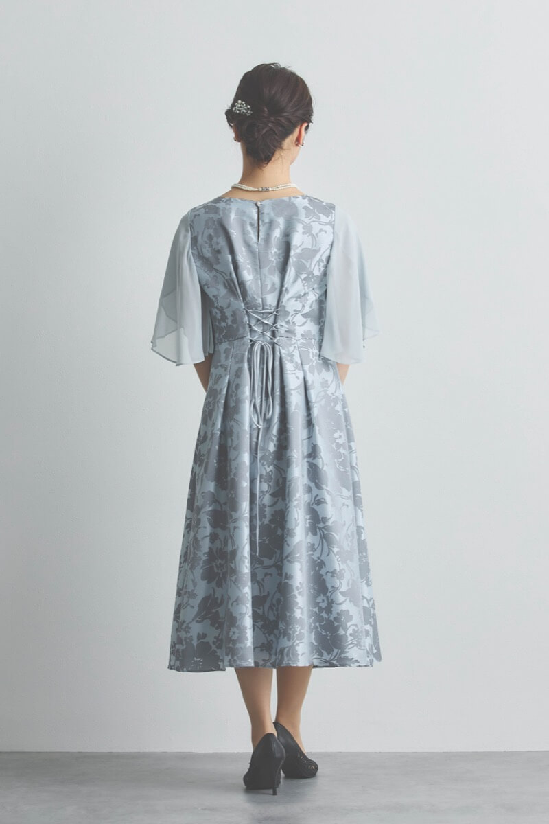 シルバーのシフォンスリーブ花模様ドレス