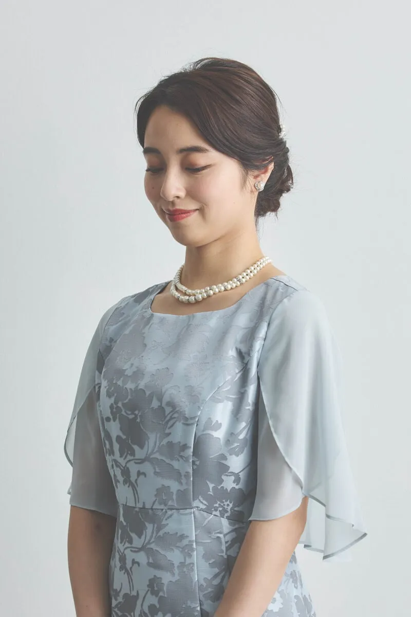 シルバーのシフォンスリーブ花模様ドレス