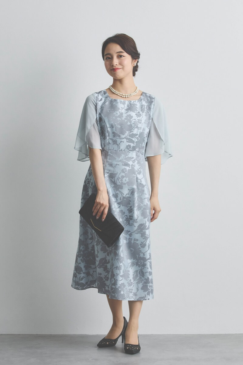 シルバーのシフォンスリーブ花模様ドレス