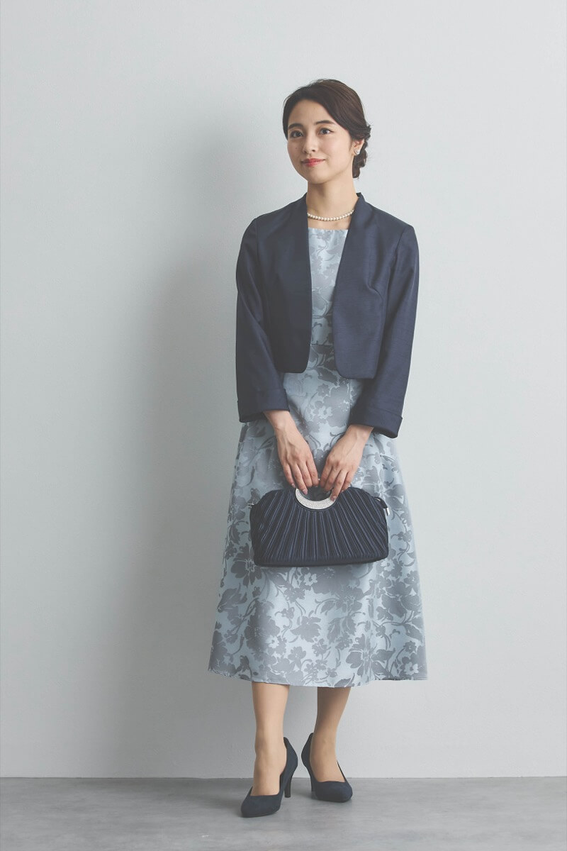 シルバーのシフォンスリーブ花模様ドレス