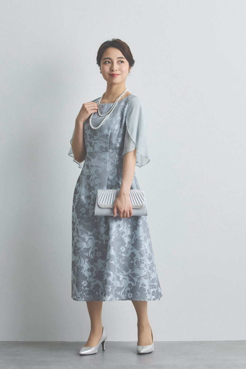 シルバーのシフォンスリーブ花模様ドレス