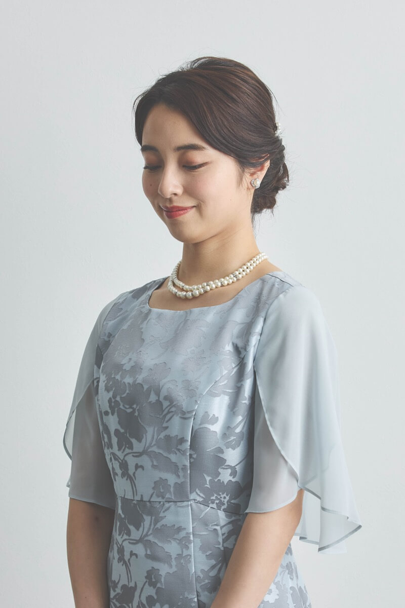 シルバーのシフォンスリーブ花模様ドレス