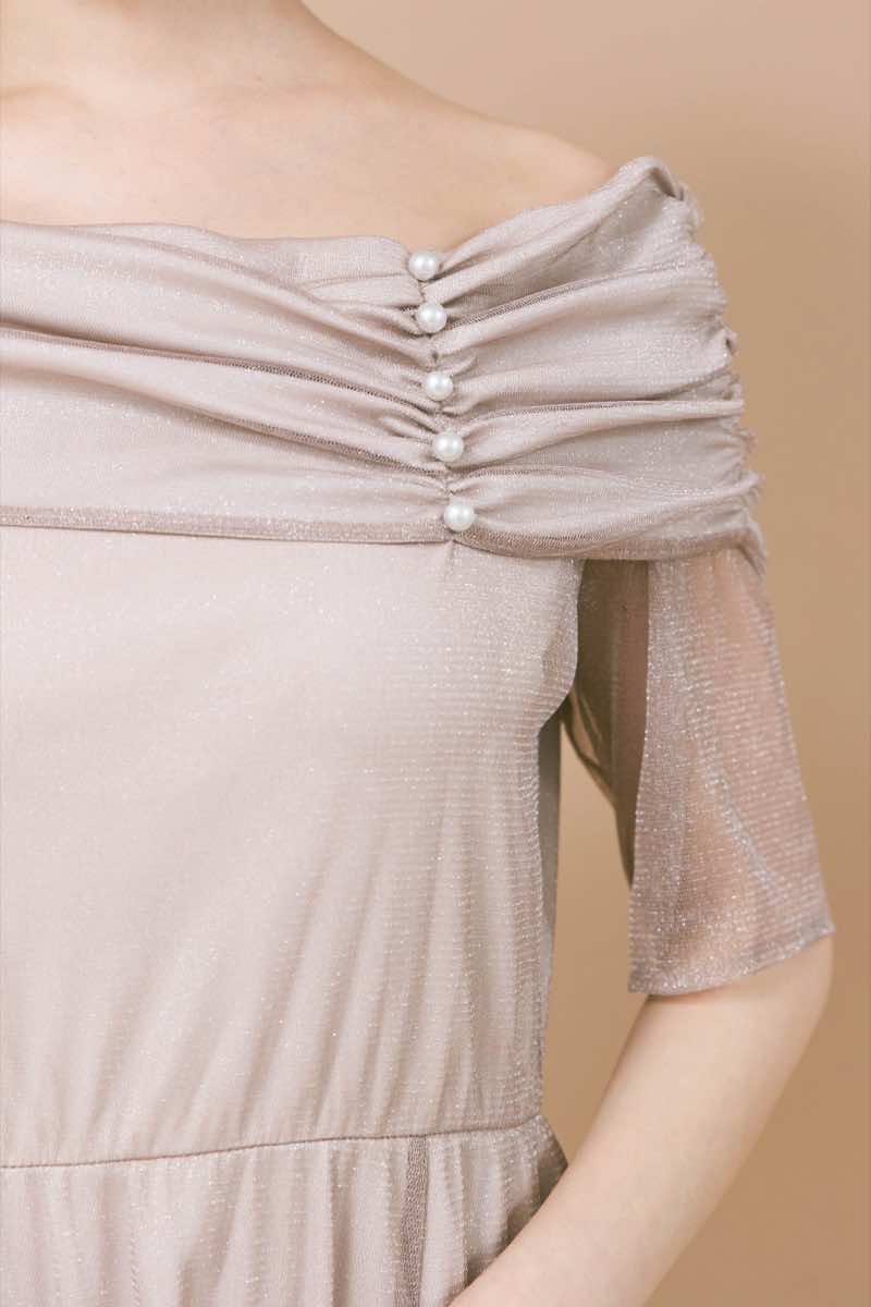 ベージュのエクラパールオフショルドレス