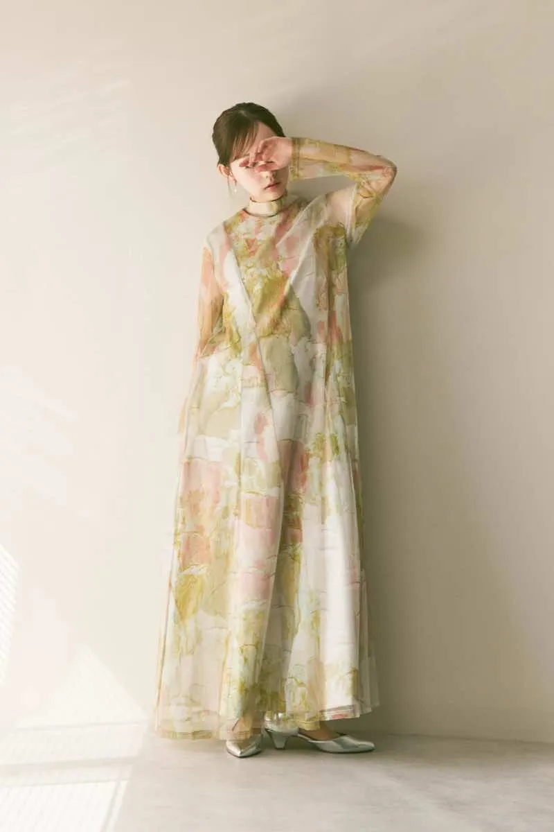 ライトベージュのアートシアードレス