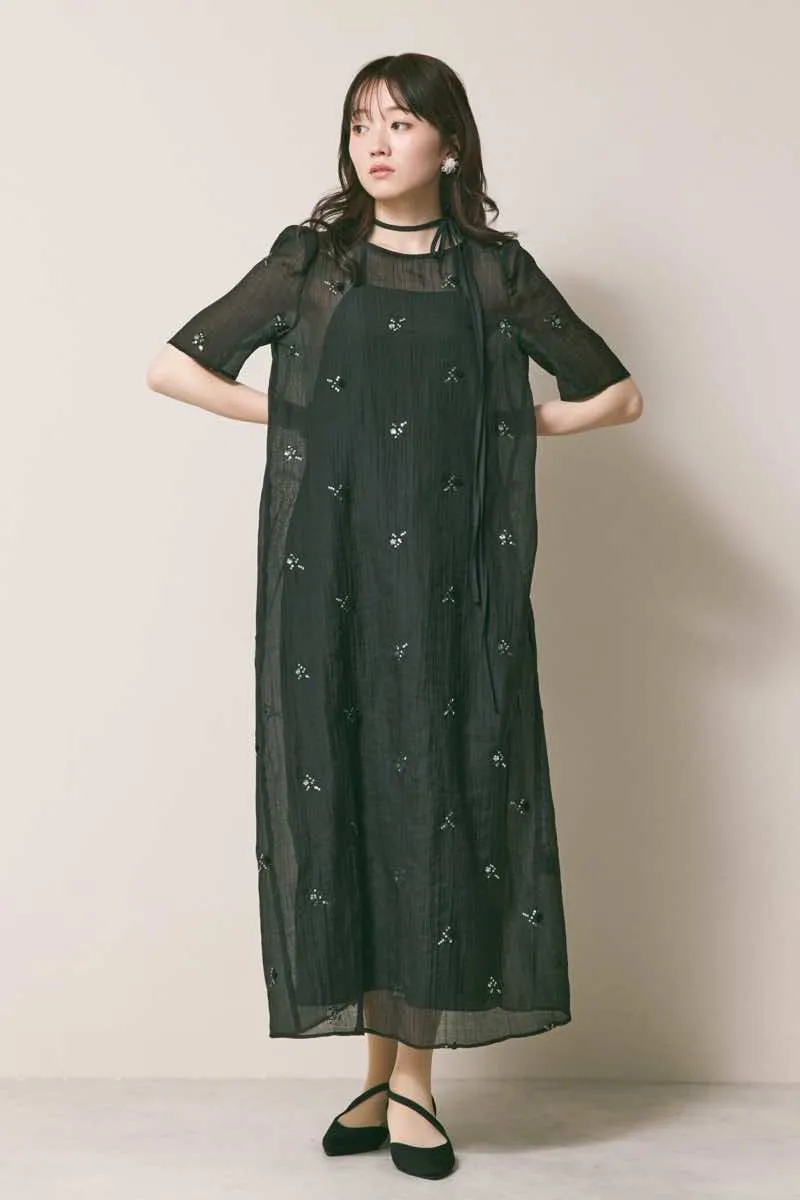 ブラックのビジュー刺繍ホルターネックドレス