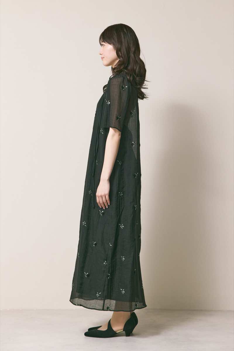 ブラックのビジュー刺繍ホルターネックドレス