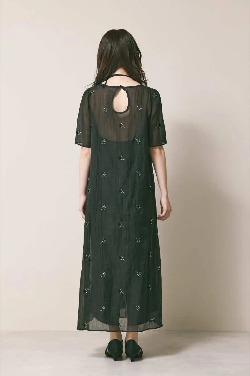 ブラックのビジュー刺繍ホルターネックドレス