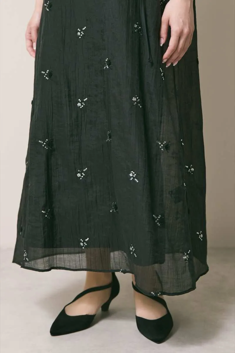 ブラックのビジュー刺繍ホルターネックドレス