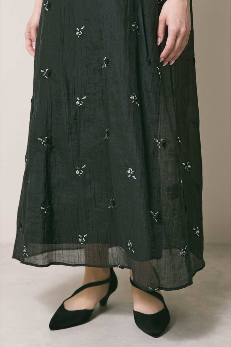 ブラックのビジュー刺繍ホルターネックドレス