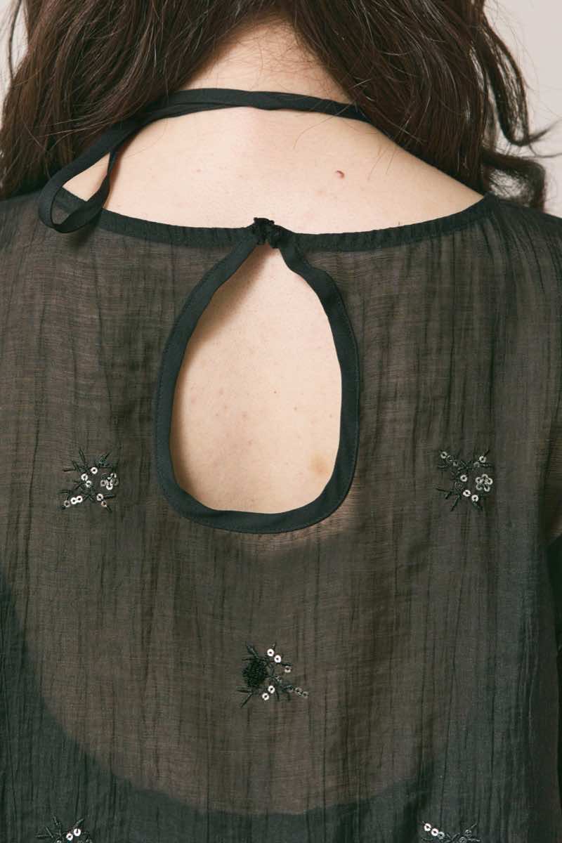 ブラックのビジュー刺繍ホルターネックドレス