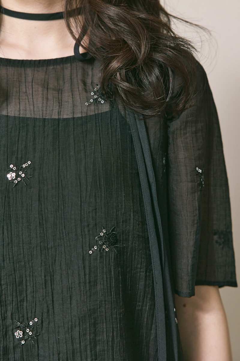ブラックのビジュー刺繍ホルターネックドレス
