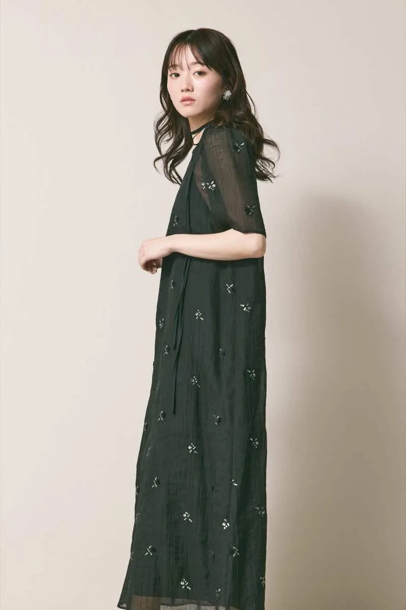 ブラックのビジュー刺繍ホルターネックドレス