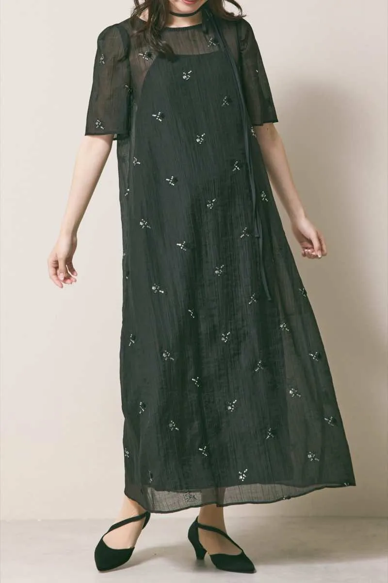ブラックのビジュー刺繍ホルターネックドレス