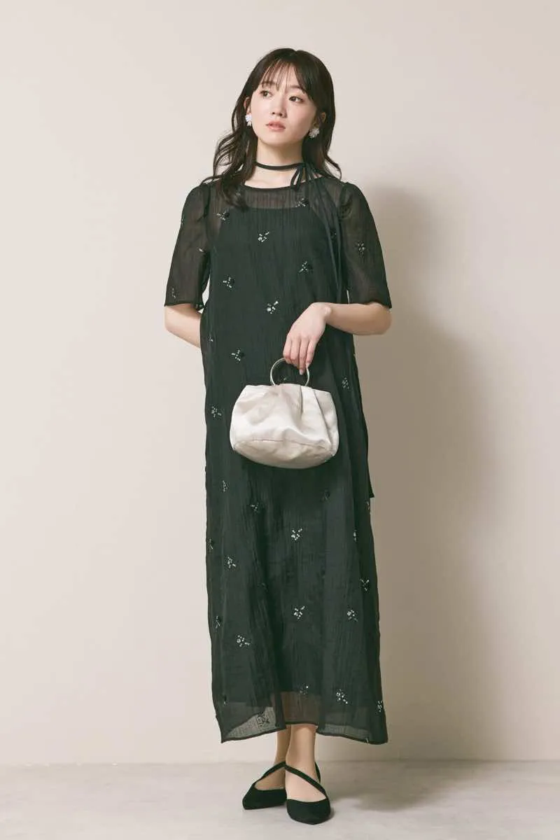 ブラックのビジュー刺繍ホルターネックドレス