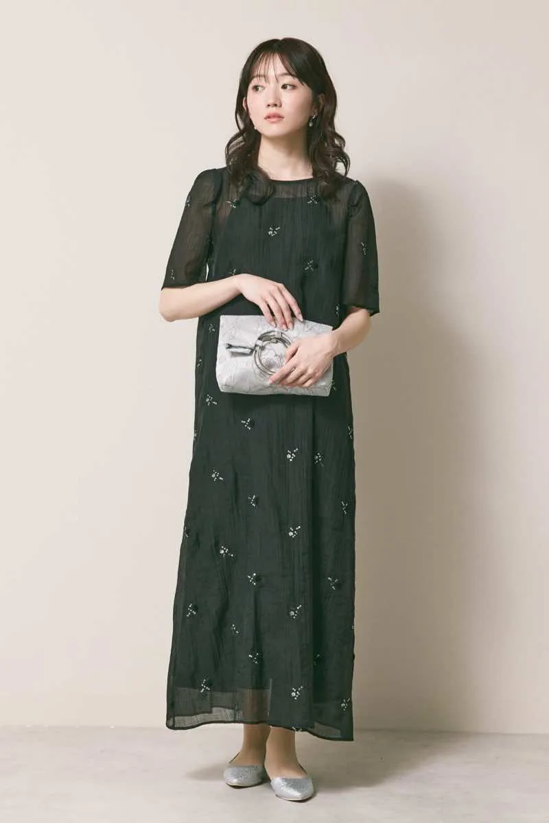 ブラックのビジュー刺繍ホルターネックドレス