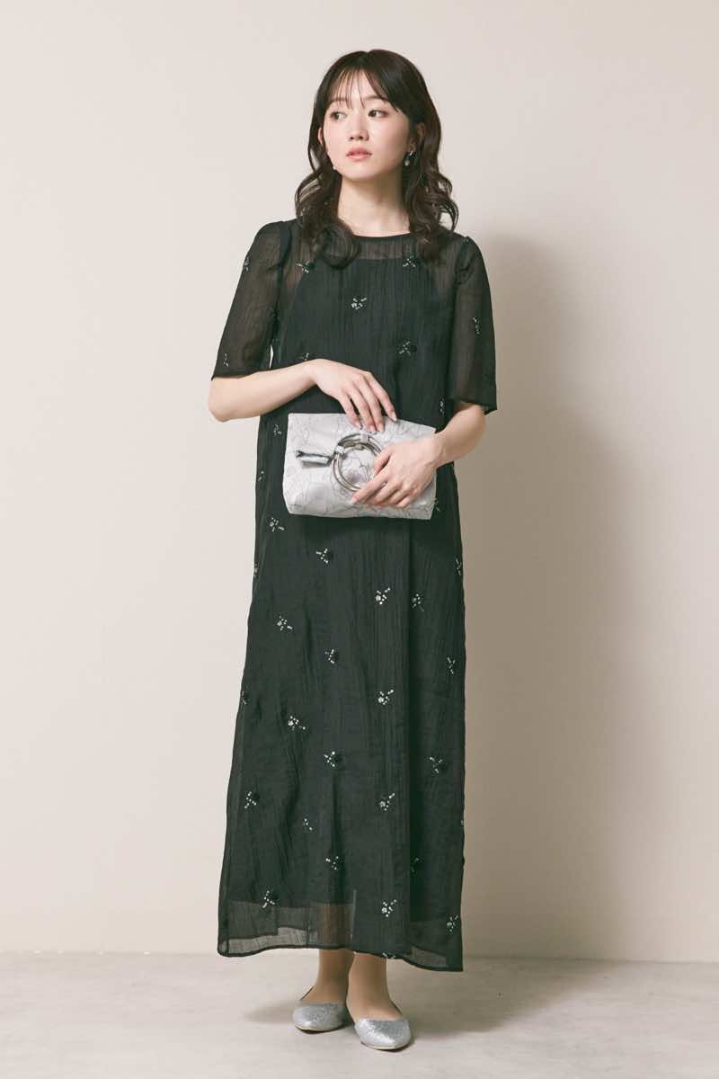 ブラックのビジュー刺繍ホルターネックドレス