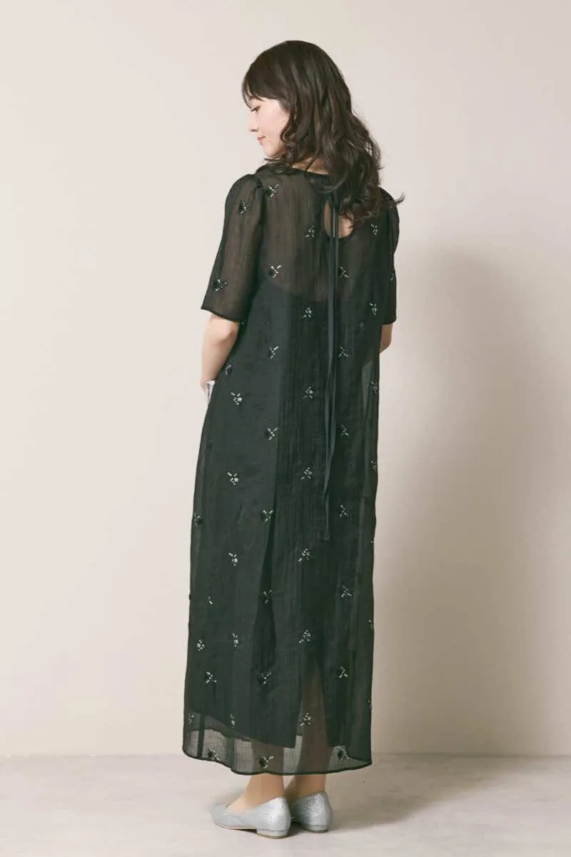 ブラックのビジュー刺繍ホルターネックドレス
