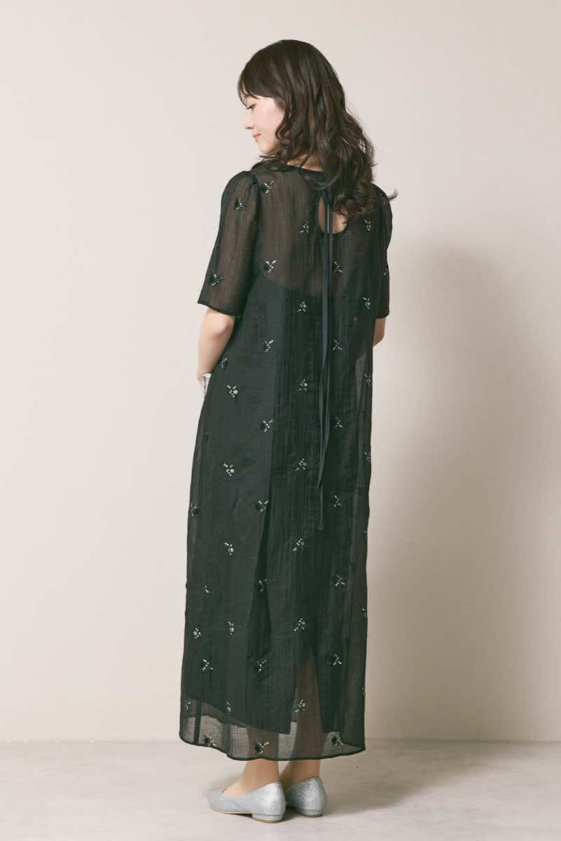 ブラックのビジュー刺繍ホルターネックドレス