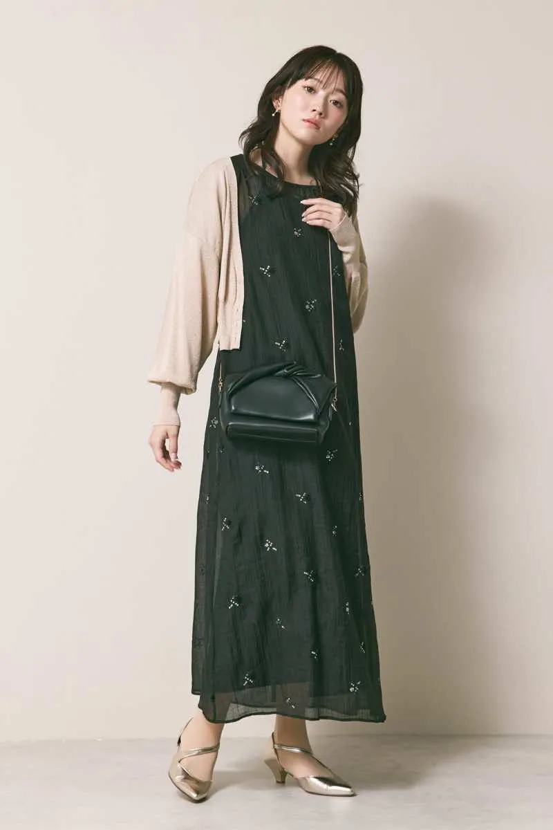 ブラックのビジュー刺繍ホルターネックドレス