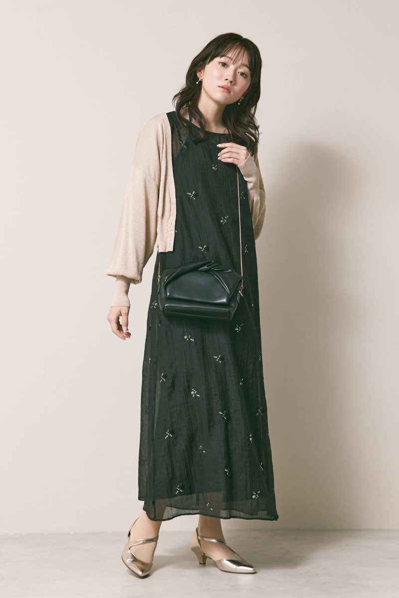 ブラックのビジュー刺繍ホルターネックドレス