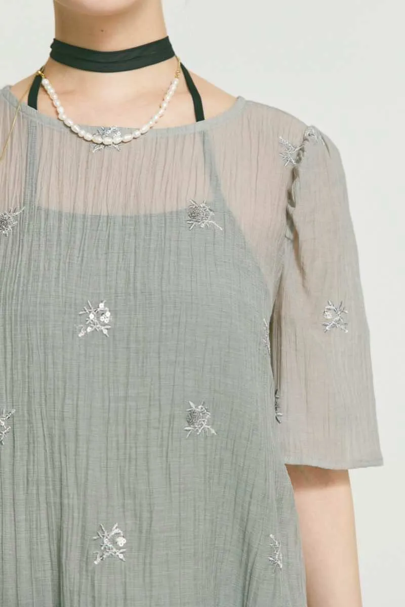 グレーのビジュー刺繍ホルターネックドレス
