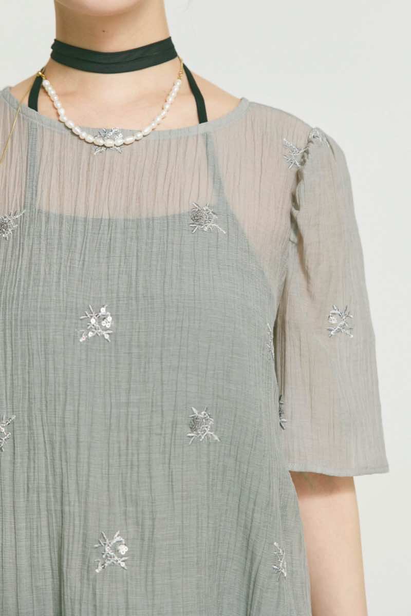 グレーのビジュー刺繍ホルターネックドレス