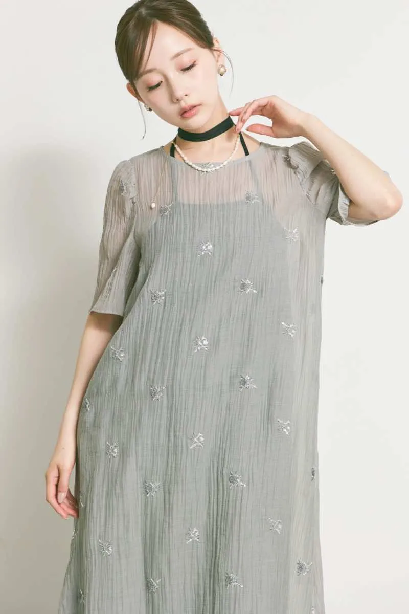 グレーのビジュー刺繍ホルターネックドレス