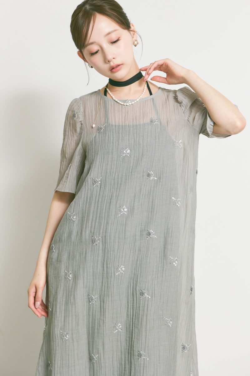 グレーのビジュー刺繍ホルターネックドレス