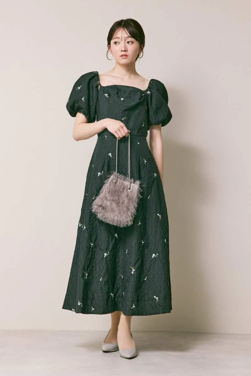 ブラックのフラワー刺繍ジャガードフレアドレス