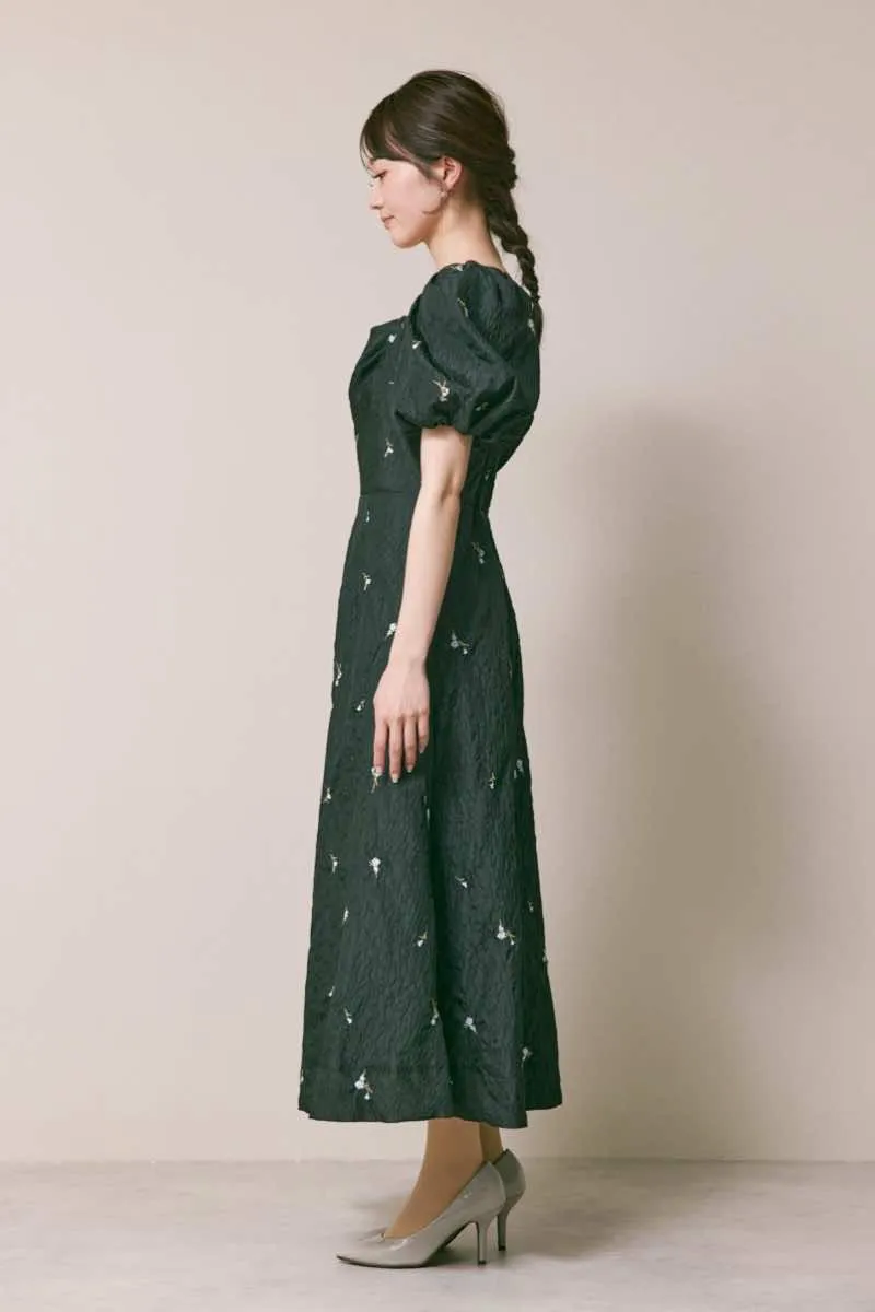 ブラックのフラワー刺繍ジャガードフレアドレス