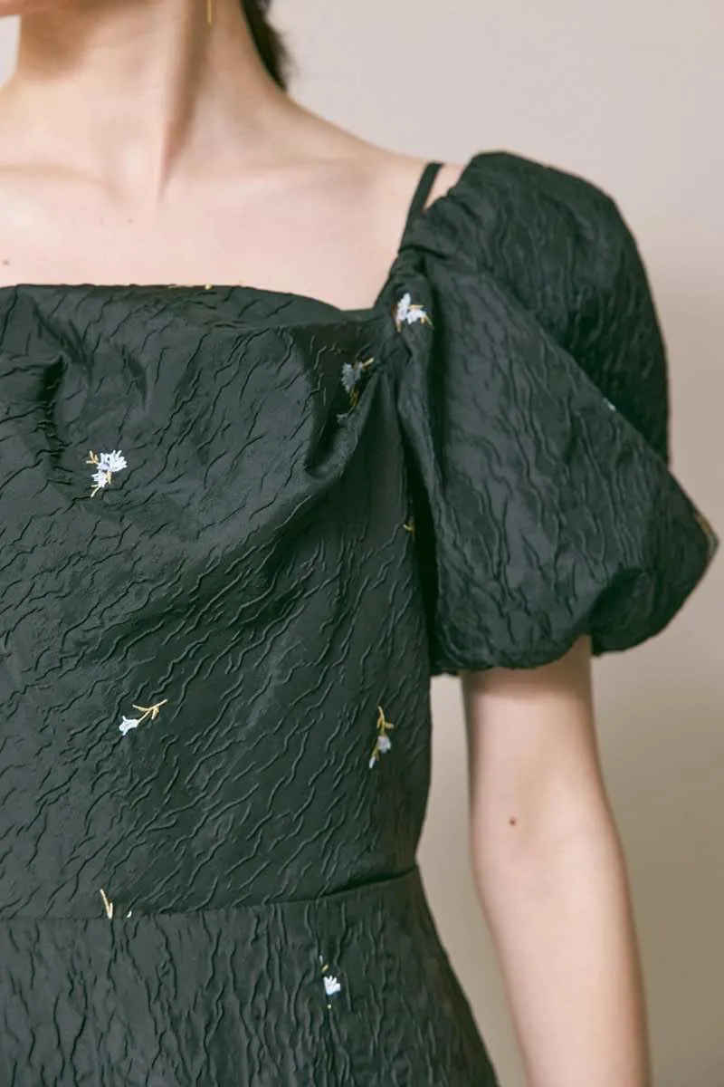 ブラックのフラワー刺繍ジャガードフレアドレス