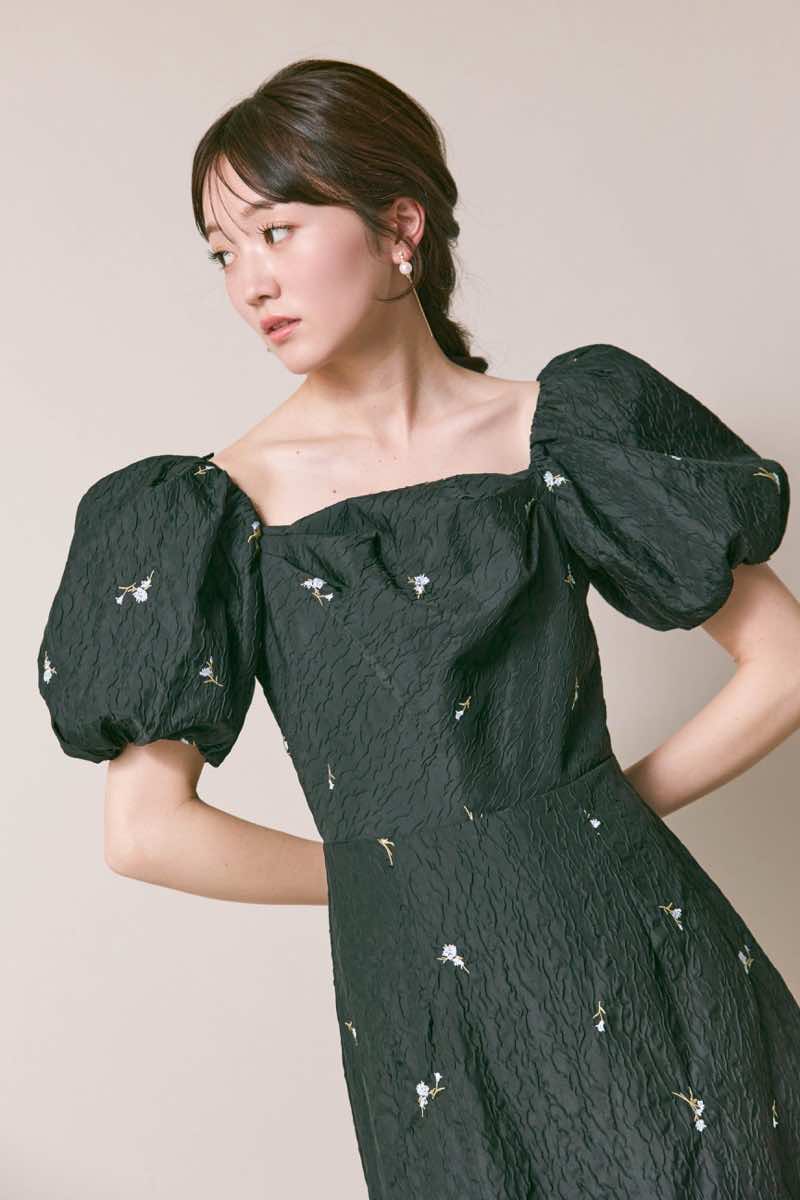 ブラックのフラワー刺繍ジャガードフレアドレス