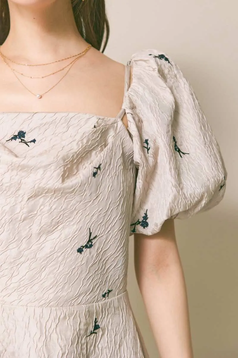 ベージュのフラワー刺繍ジャガードフレアドレス