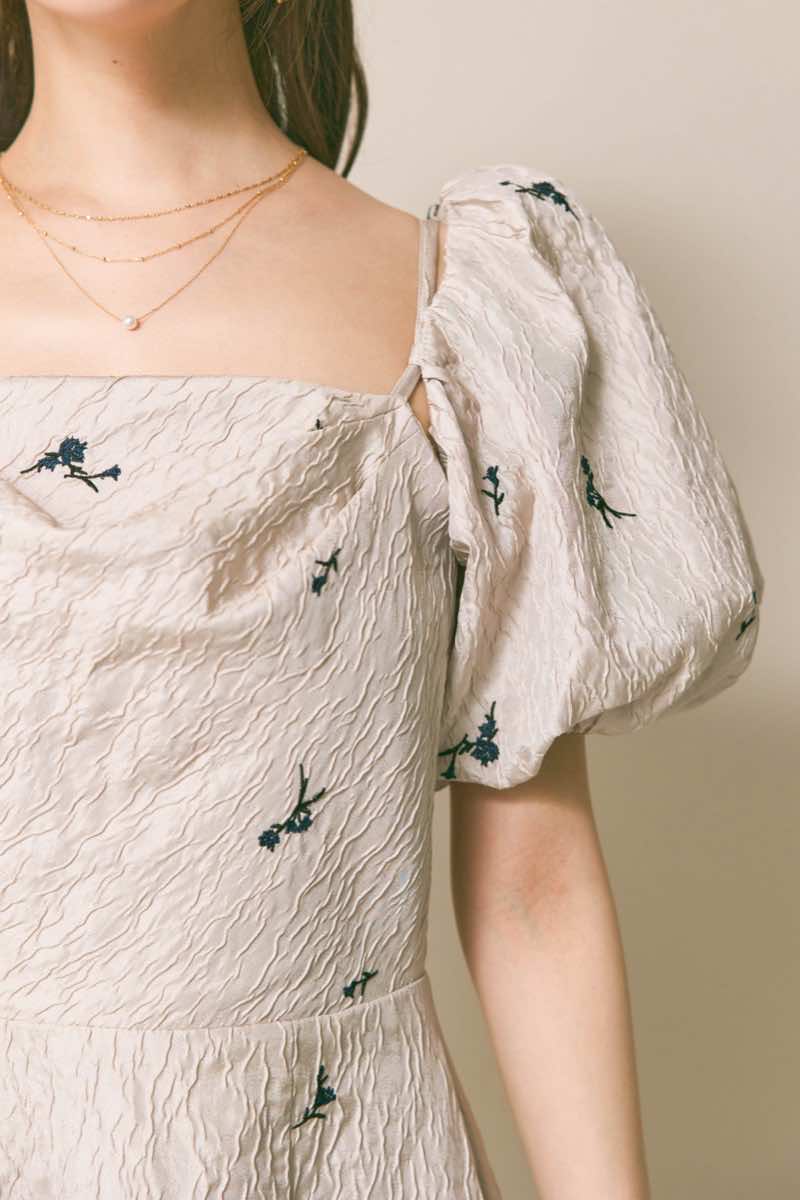 ベージュのフラワー刺繍ジャガードフレアドレス