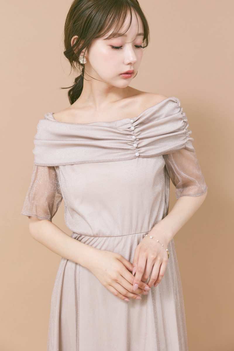 ベージュのエクラパールオフショルドレス