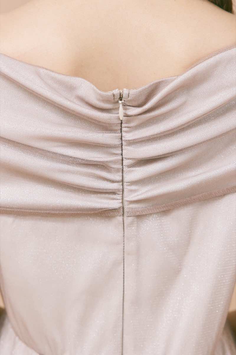 ベージュのエクラパールオフショルドレス