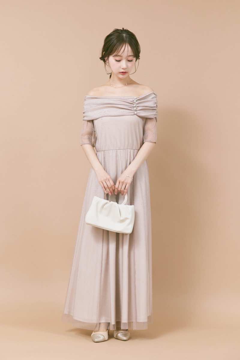 ベージュのエクラパールオフショルドレス