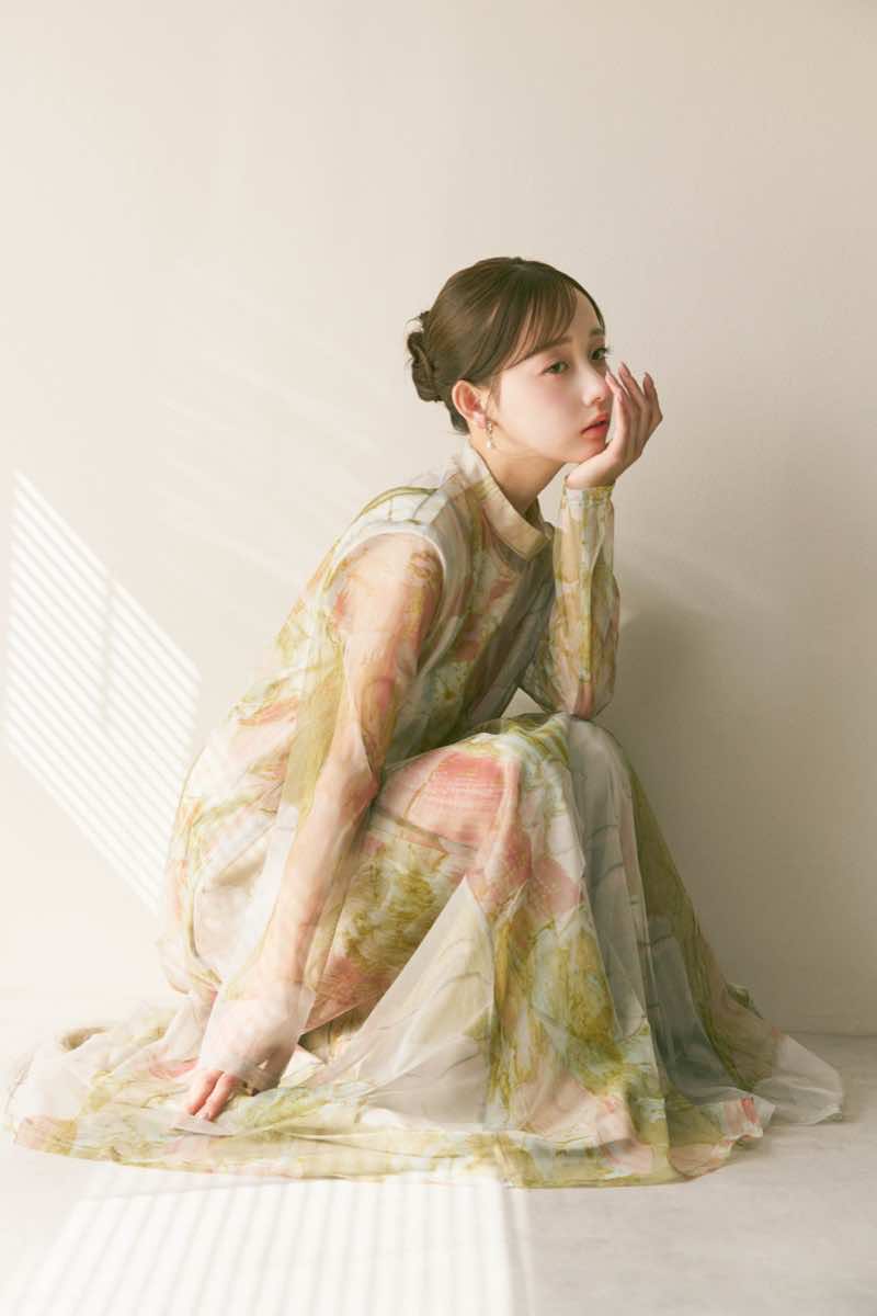 ライトベージュのアートシアードレス